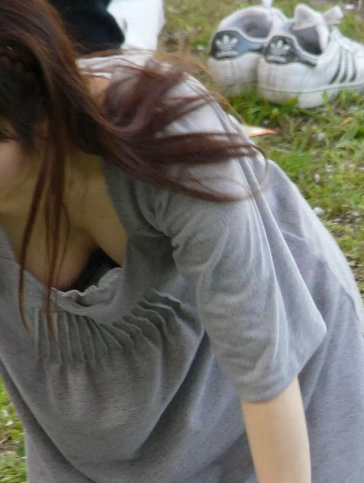 公園胸チラエロ画像021