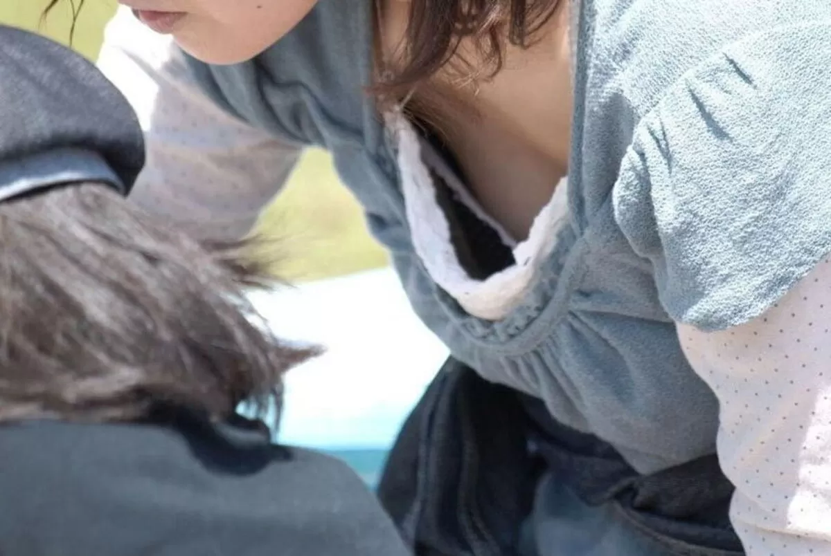 公園胸チラエロ画像023