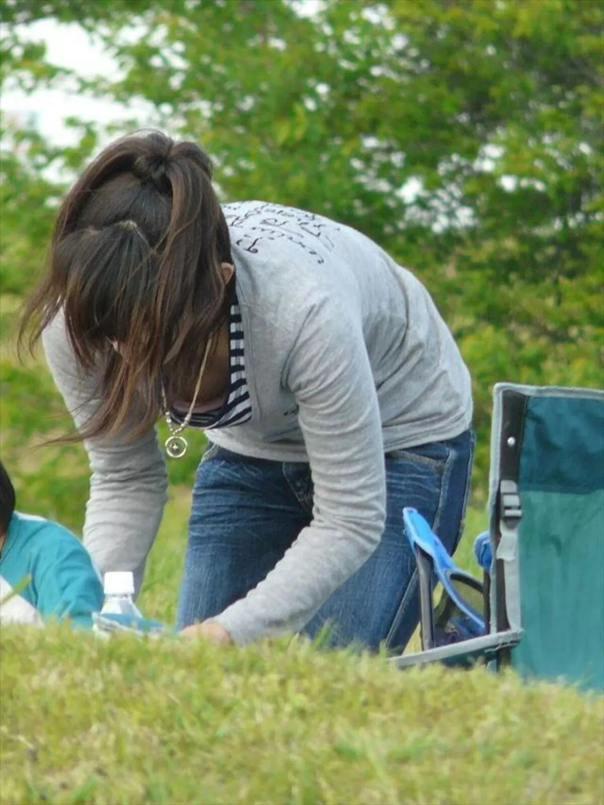 公園胸チラエロ画像025