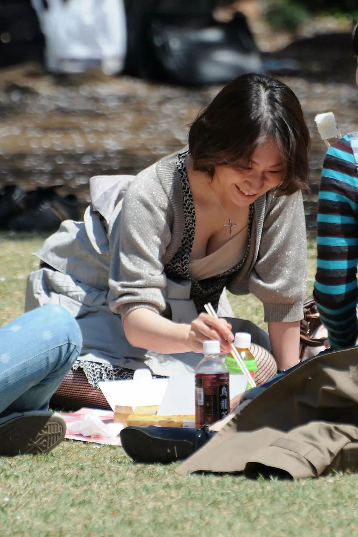 公園胸チラエロ画像032