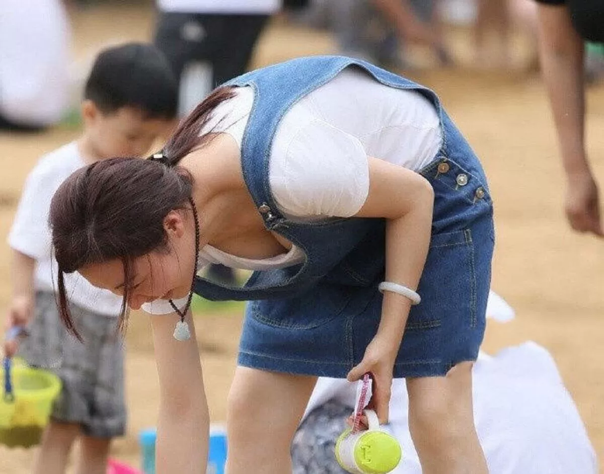 公園胸チラエロ画像033