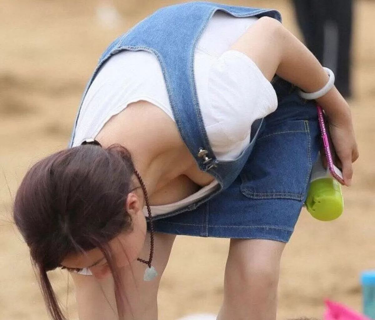 公園胸チラエロ画像034