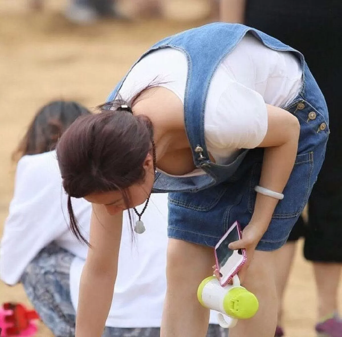 公園胸チラエロ画像035