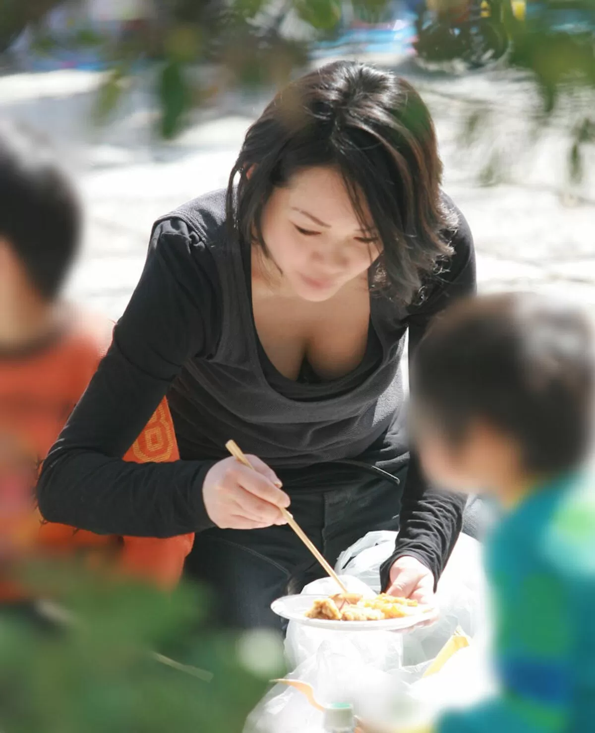 公園胸チラエロ画像039