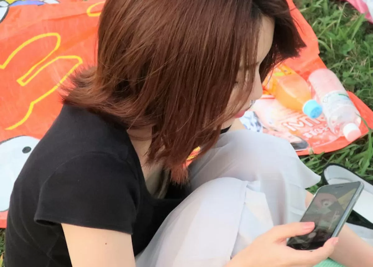 公園胸チラエロ画像043