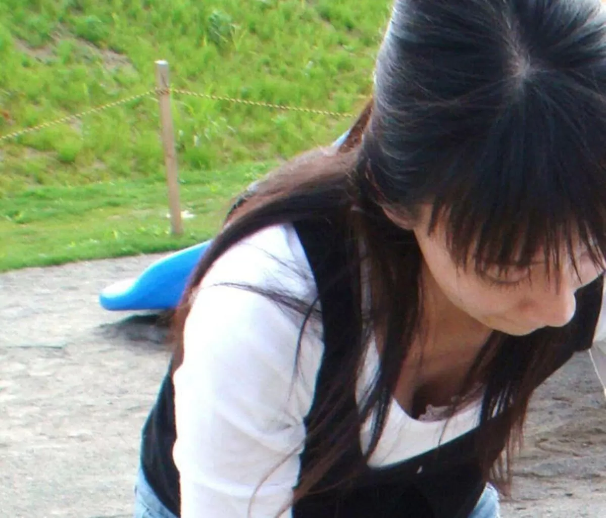 公園胸チラエロ画像044