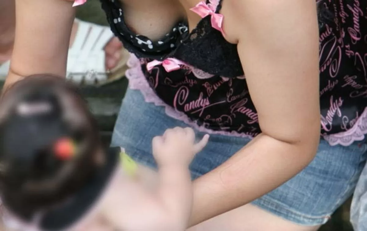 公園胸チラエロ画像047