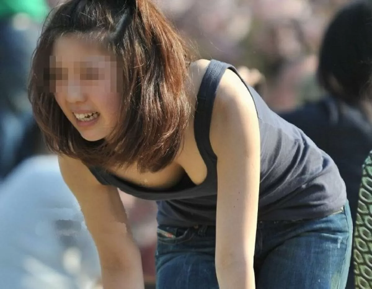 公園胸チラエロ画像048