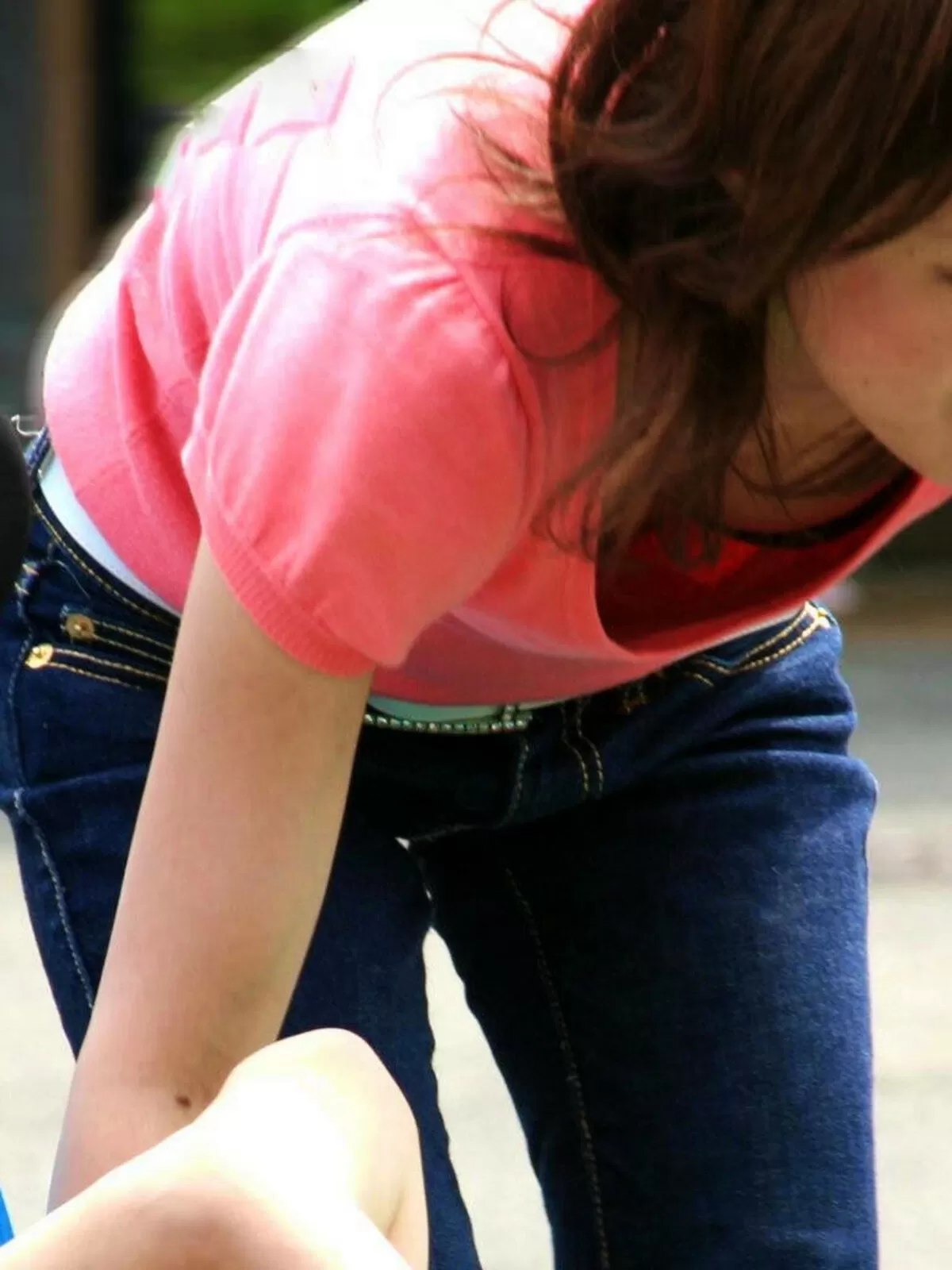 公園胸チラエロ画像053