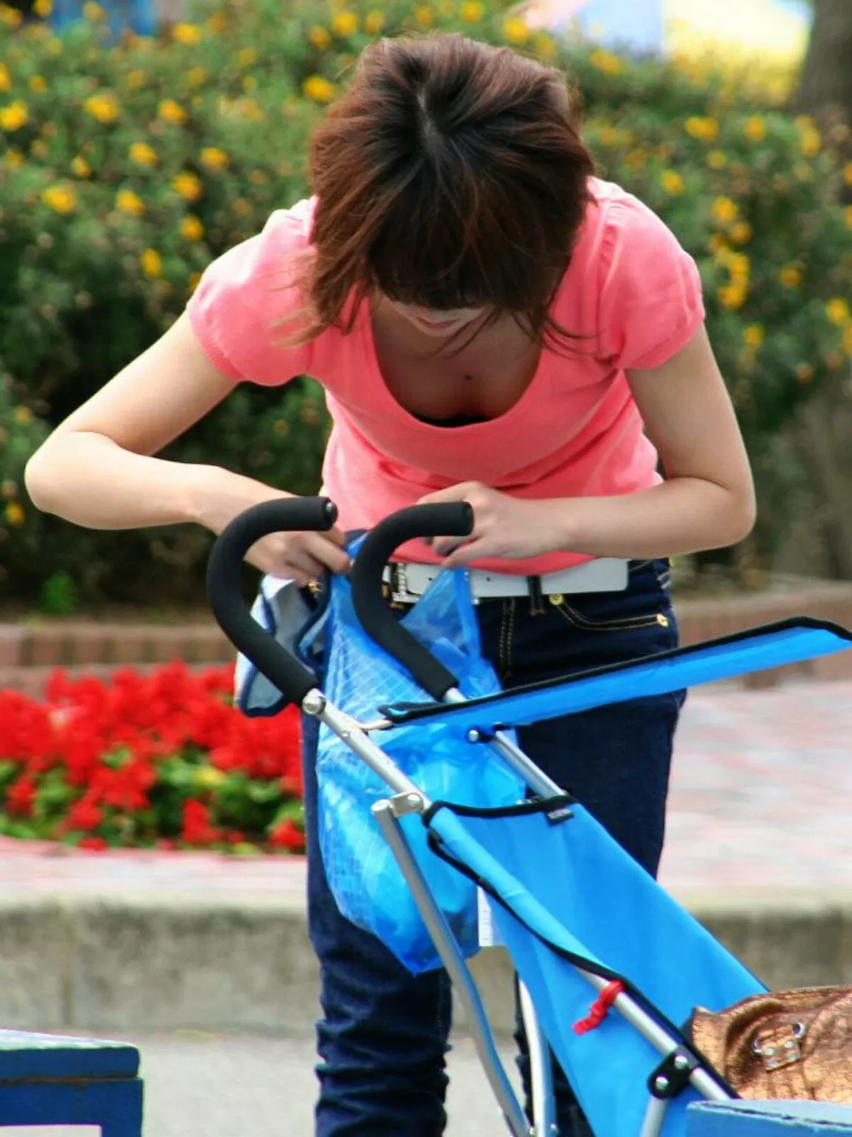 公園胸チラエロ画像054