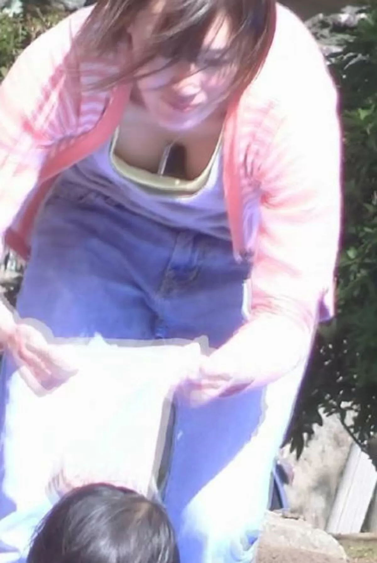 公園胸チラエロ画像056