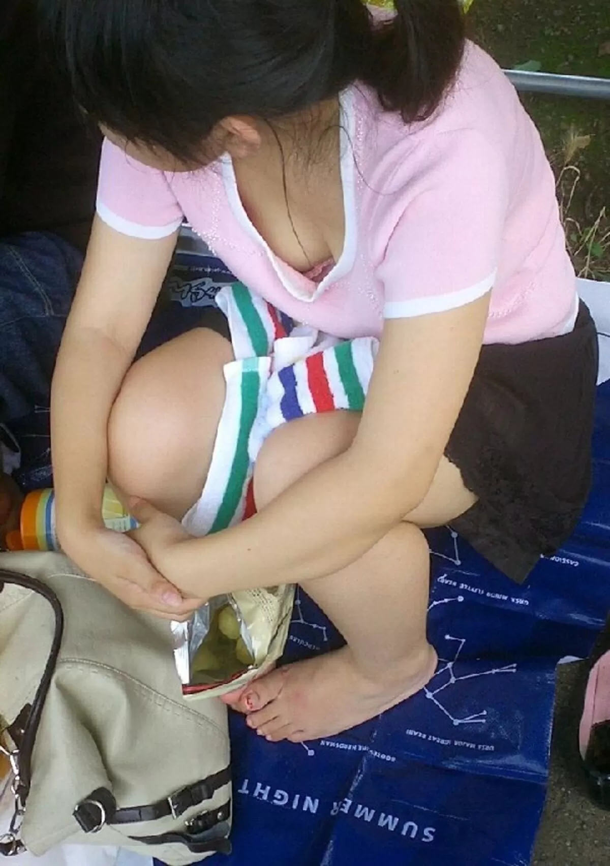 公園胸チラエロ画像062