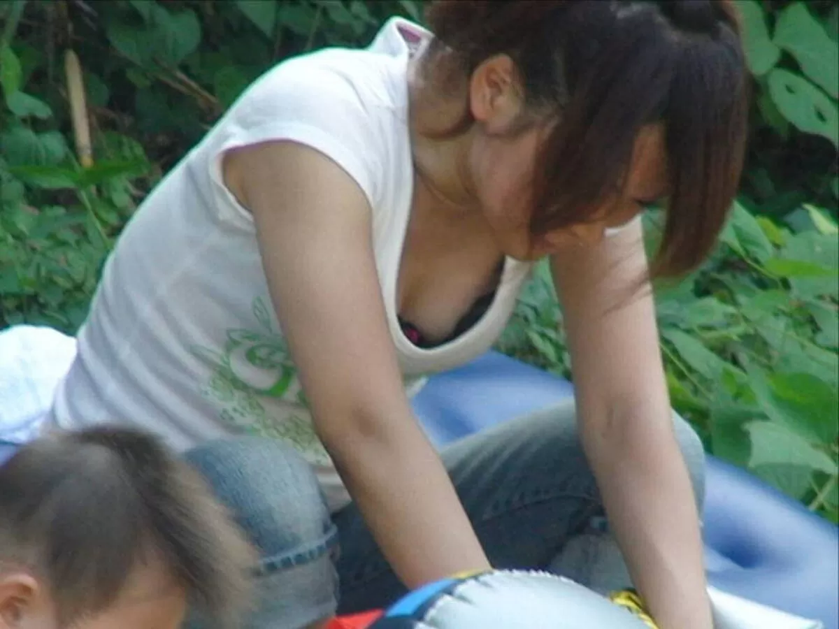 公園胸チラエロ画像071