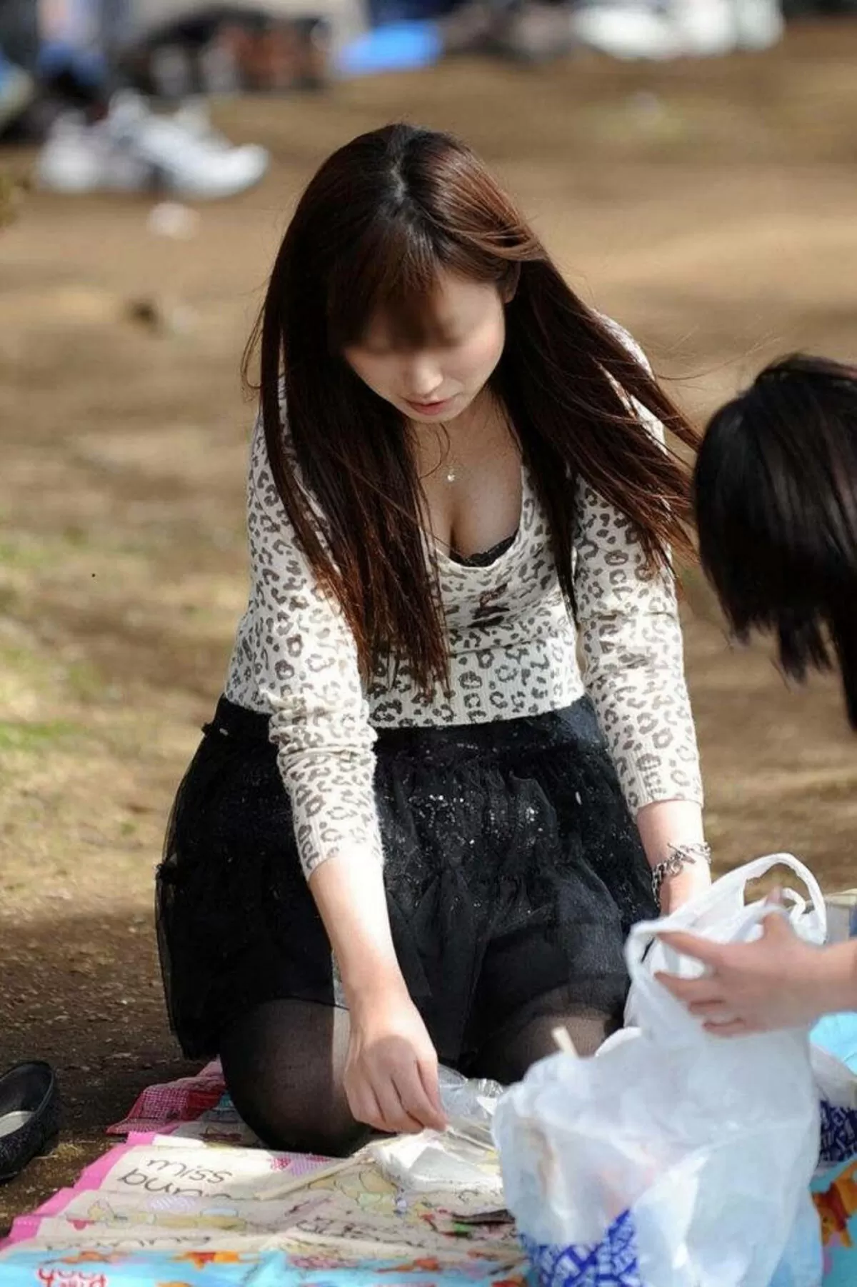 公園胸チラエロ画像073