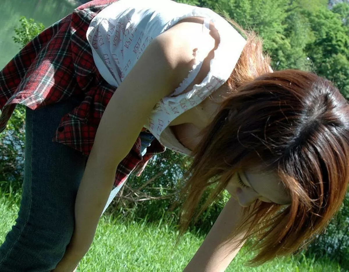 公園胸チラエロ画像078