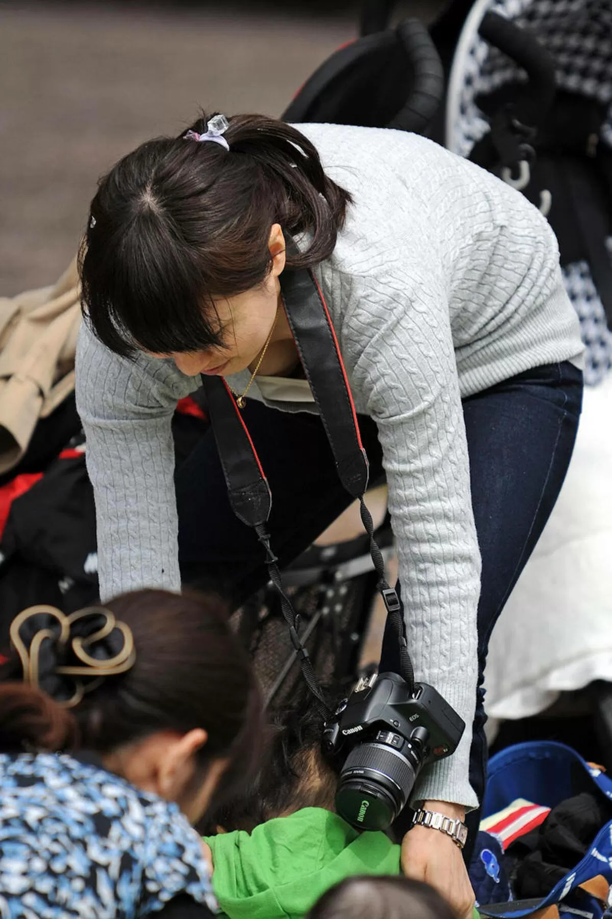 公園胸チラエロ画像084