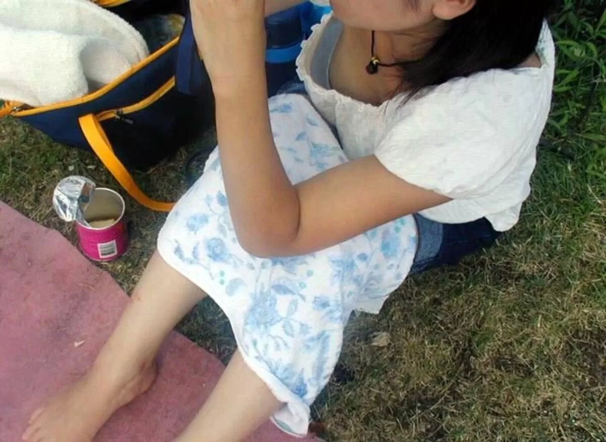 公園胸チラエロ画像085