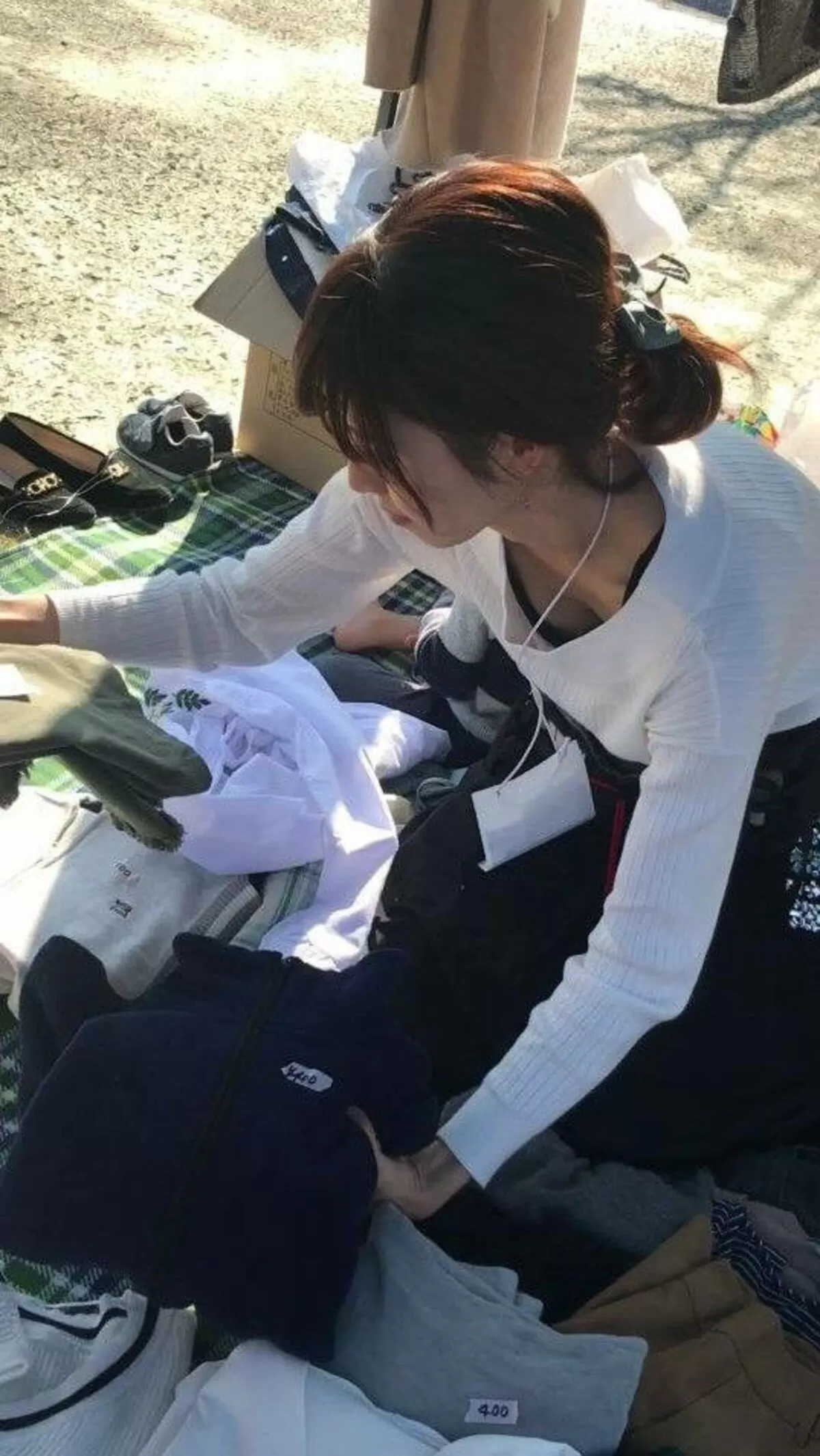 公園胸チラエロ画像086