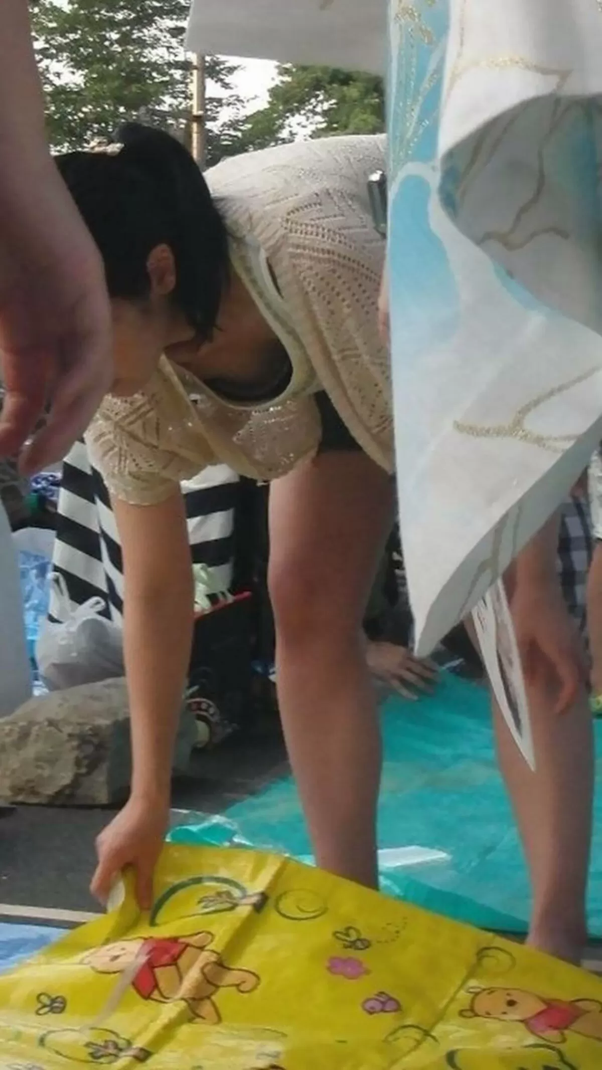 公園胸チラエロ画像087