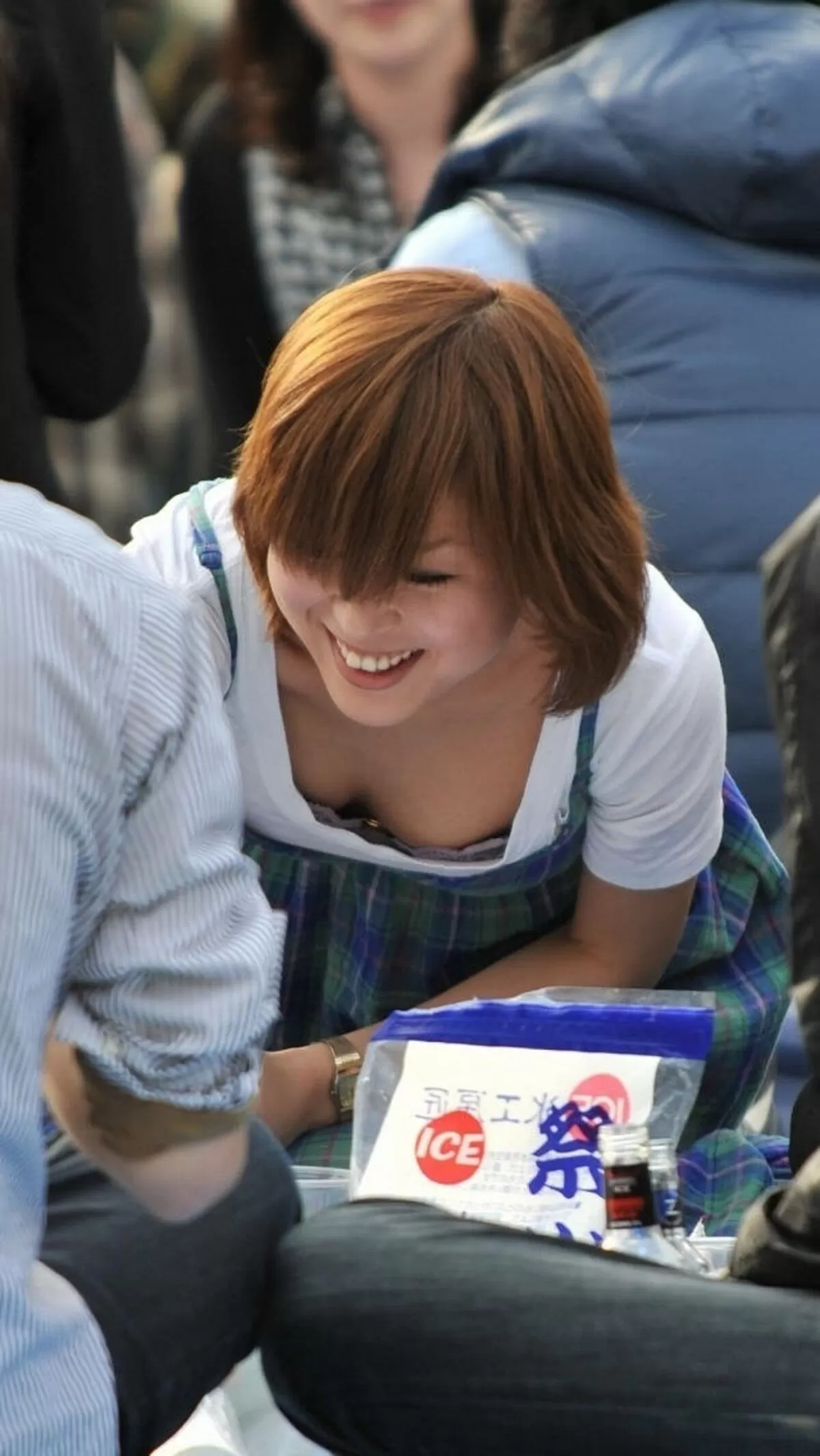 公園胸チラエロ画像088