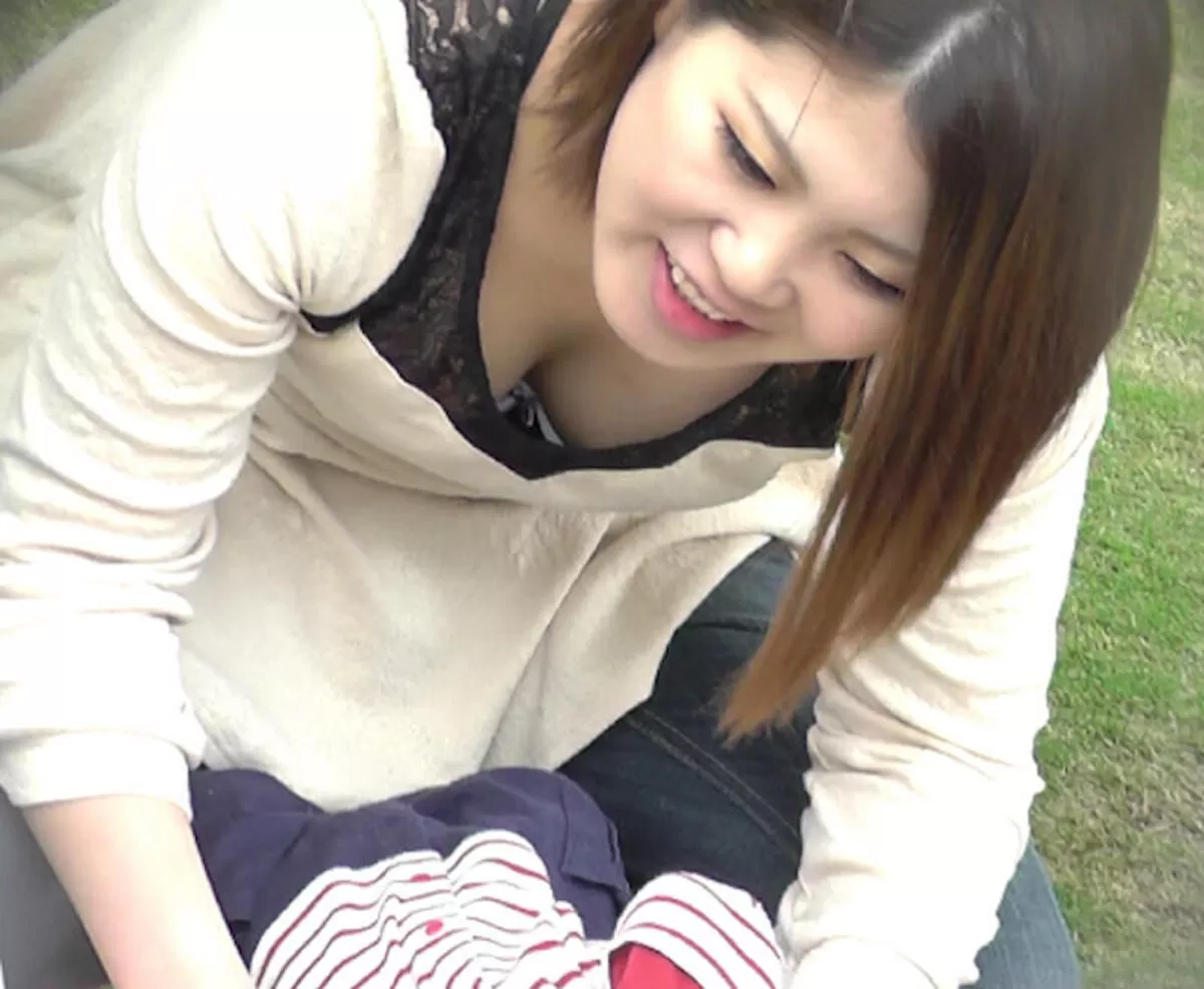 公園胸チラエロ画像092