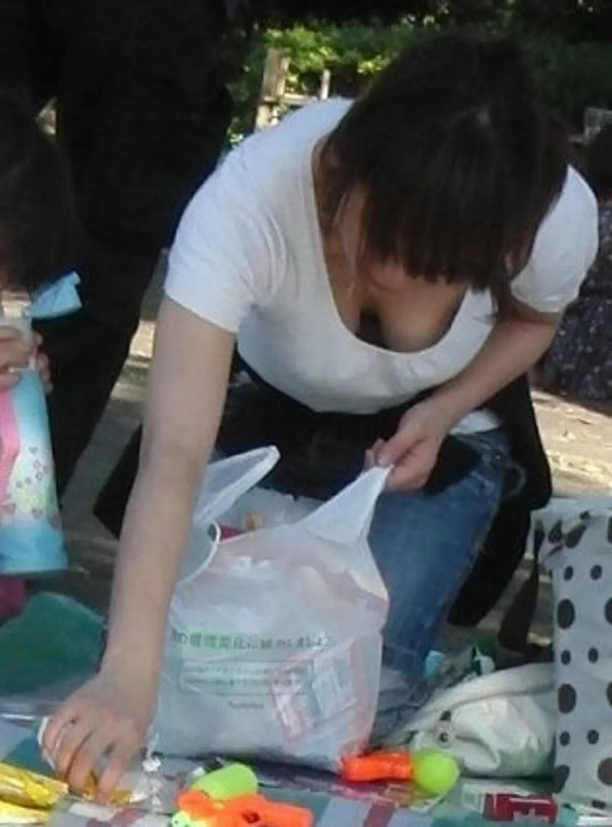 公園胸チラエロ画像096