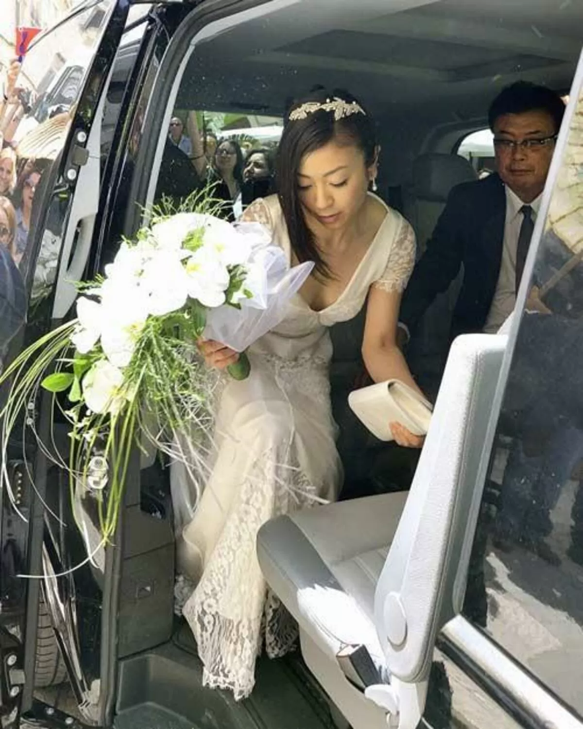 結婚式の胸チラ盗撮エロ画像006