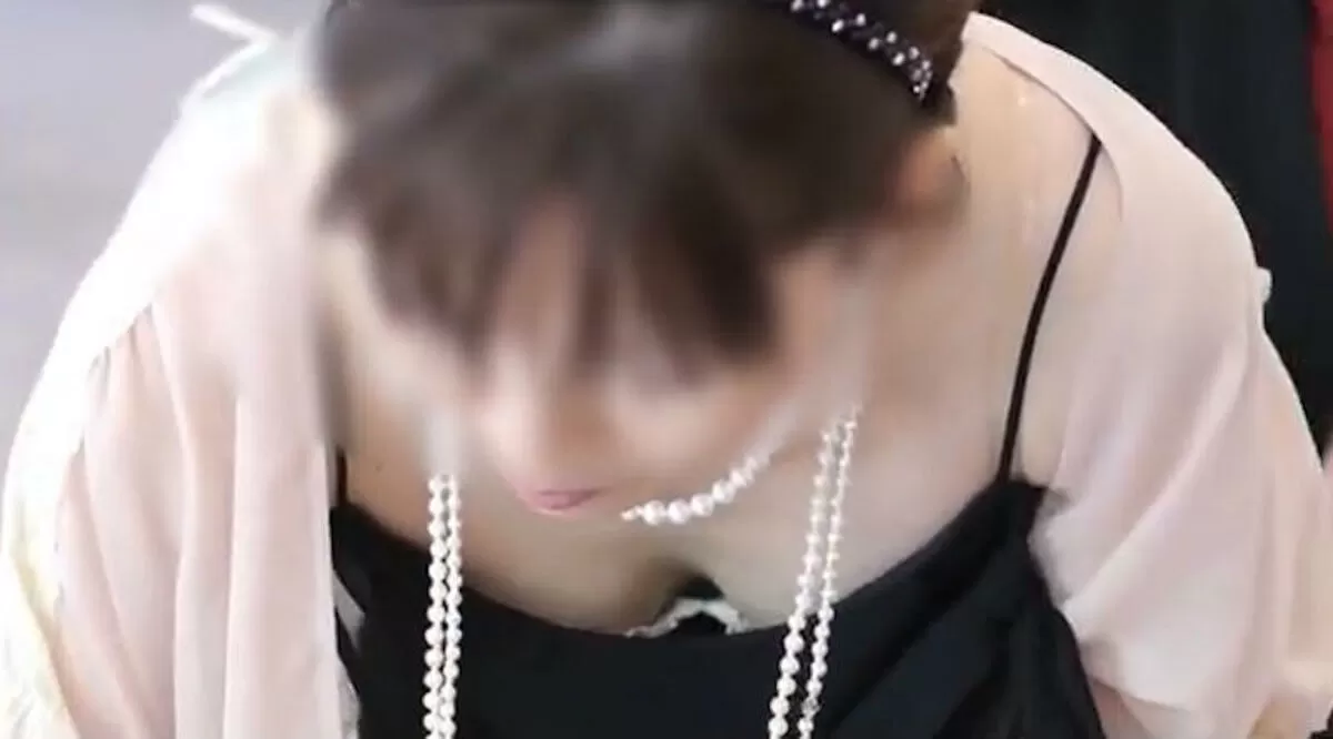 結婚式の胸チラ盗撮エロ画像016