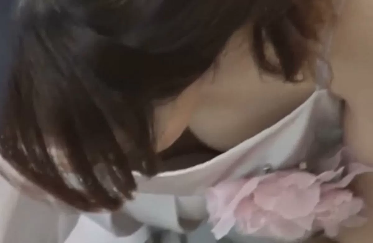 結婚式の胸チラ盗撮エロ画像019