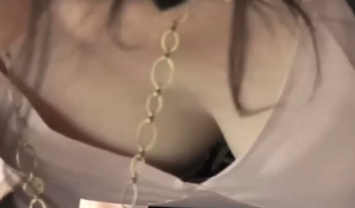 結婚式の胸チラ盗撮エロ画像027