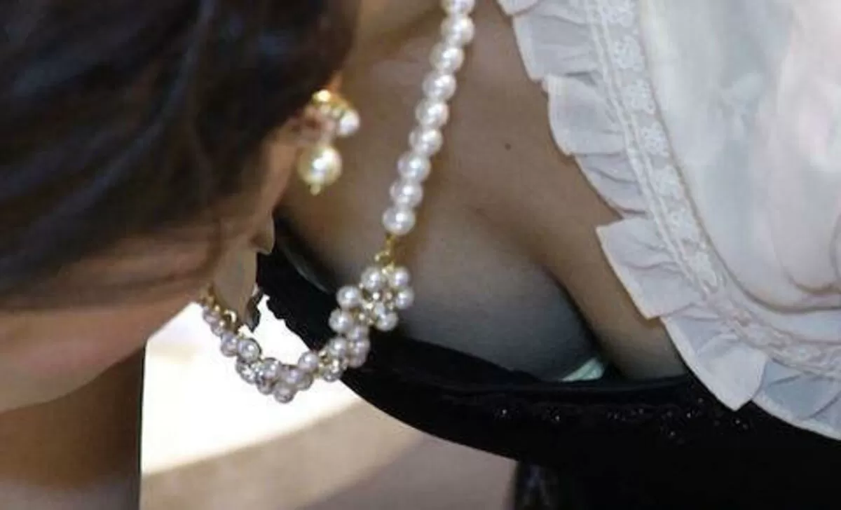 結婚式の胸チラ盗撮エロ画像045