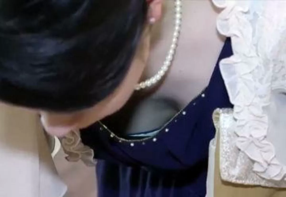 結婚式の胸チラ盗撮エロ画像046