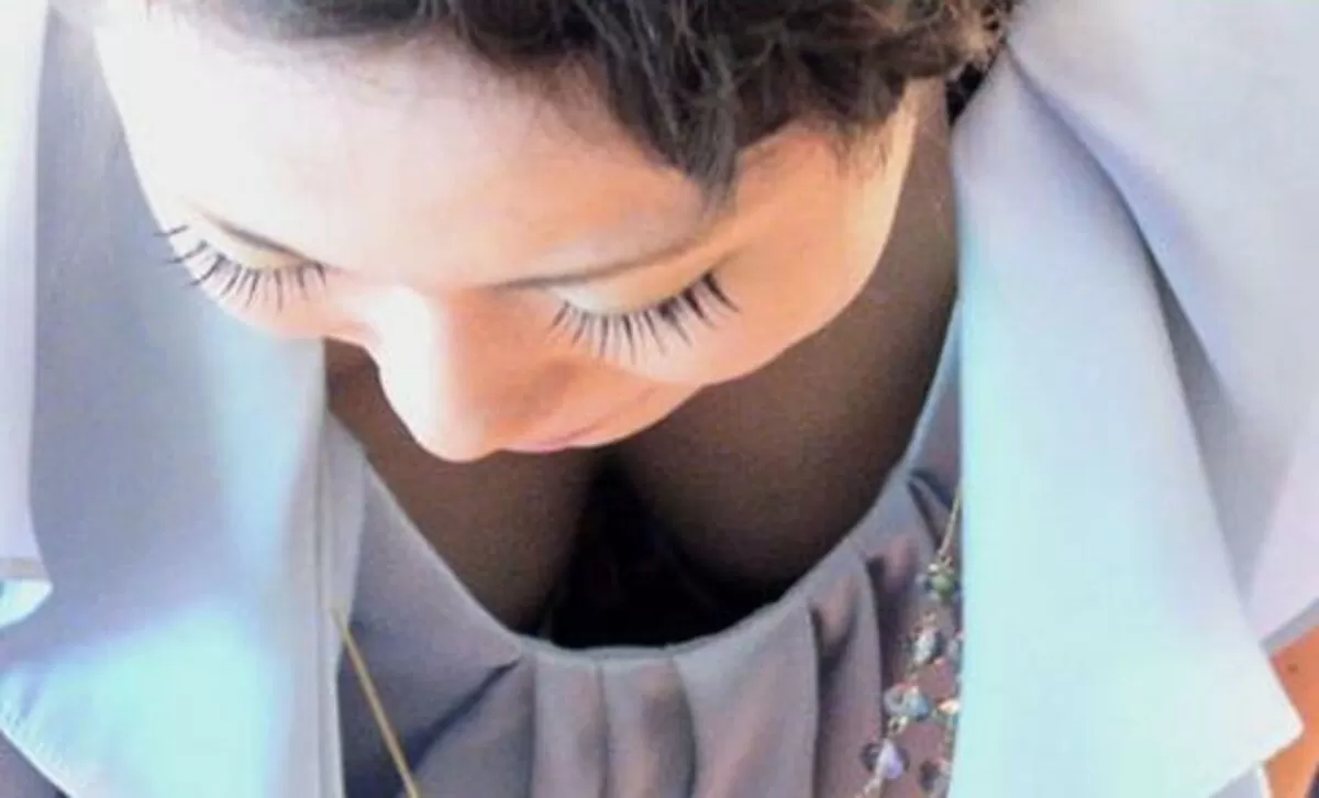 結婚式の胸チラ盗撮エロ画像047