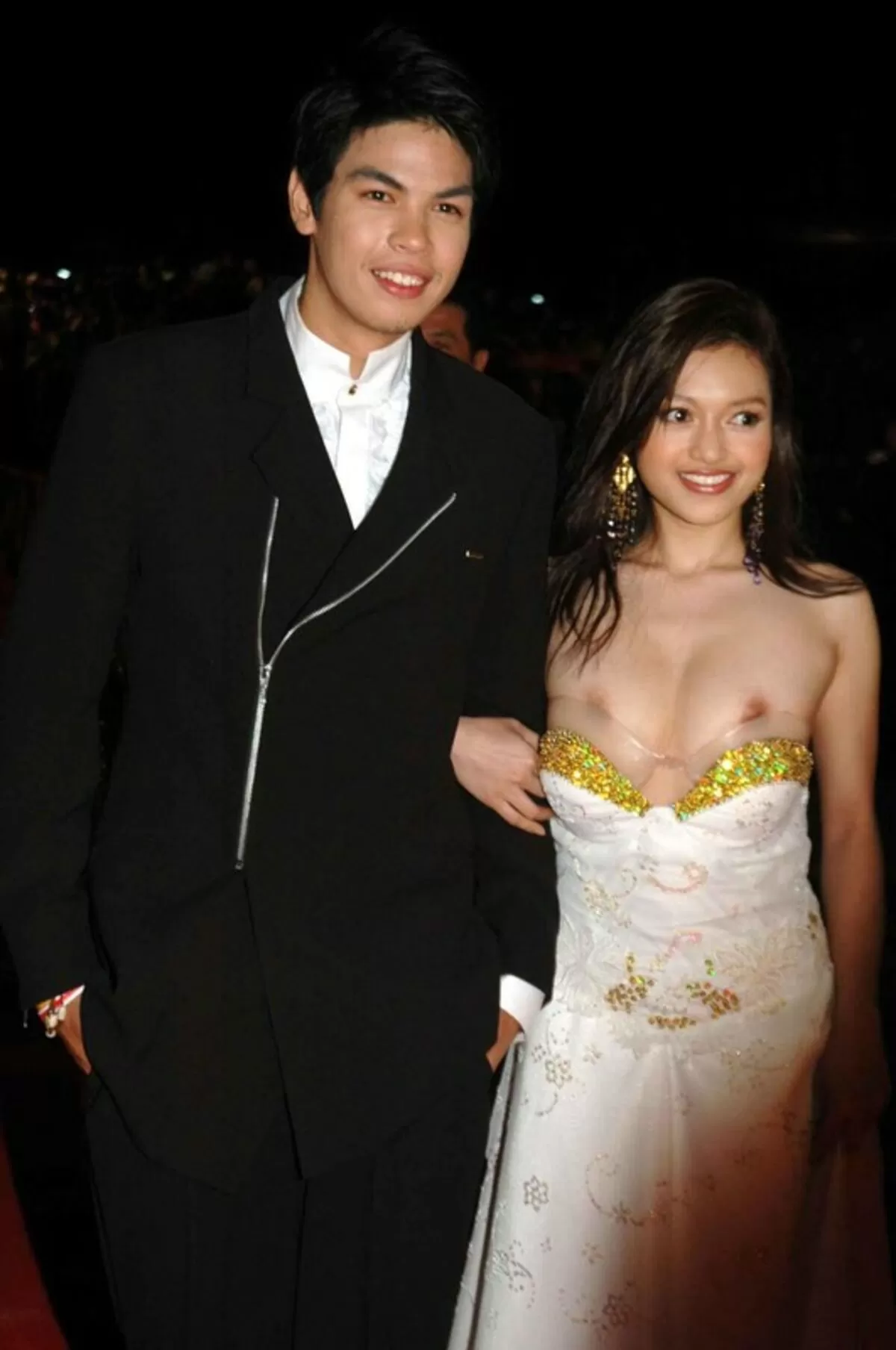 結婚式の胸チラ盗撮エロ画像048