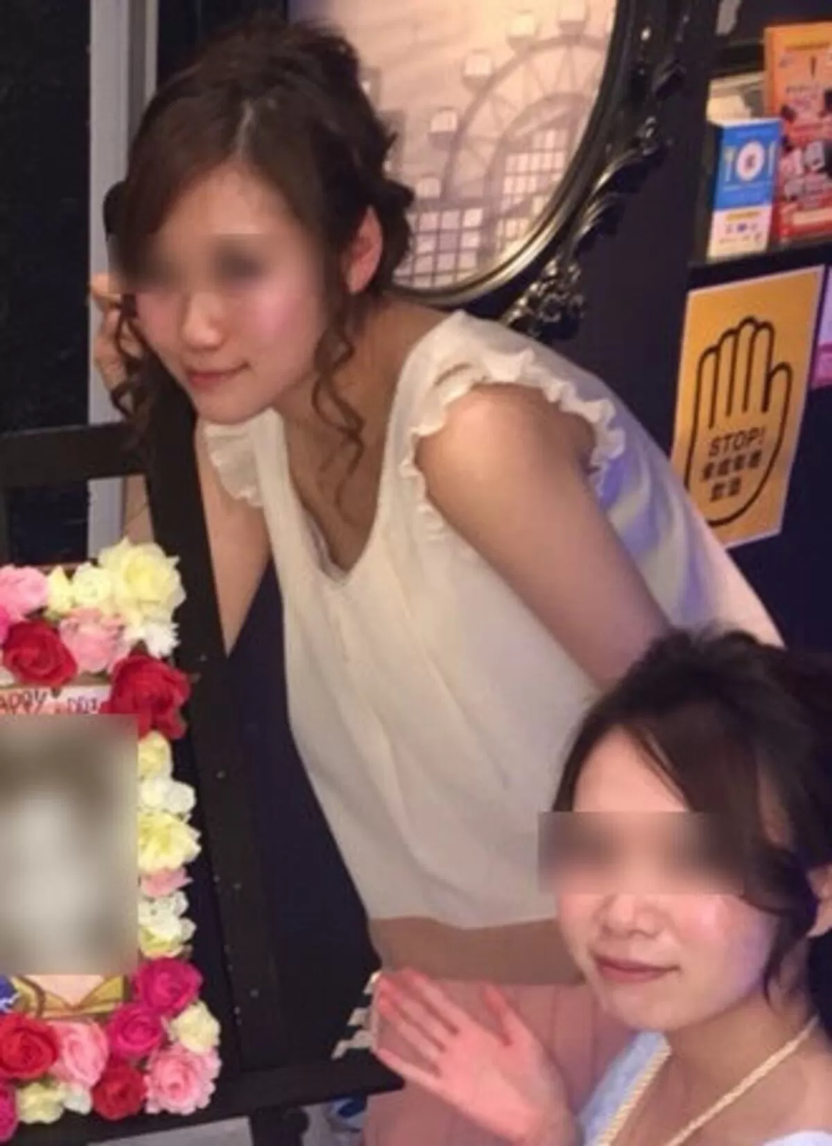 結婚式の胸チラ盗撮エロ画像056