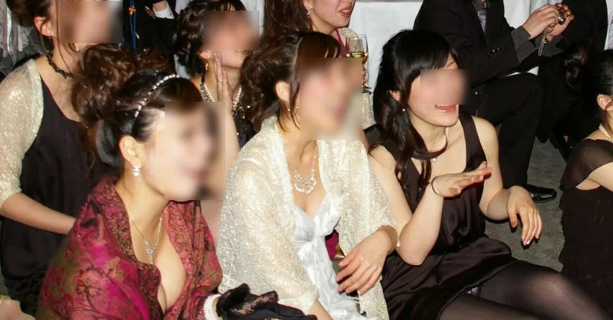 結婚式の胸チラ盗撮エロ画像063