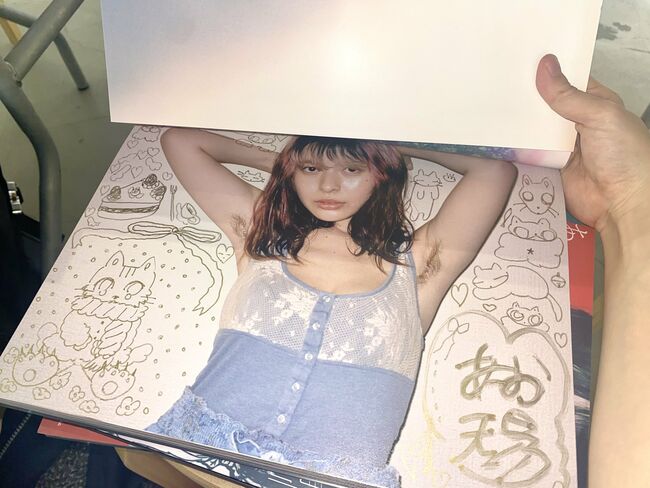 巨乳グラドルあにお天湯、立派なワキ毛チラ見せが逆にエロい…異色フェチ全開の注目ショット003