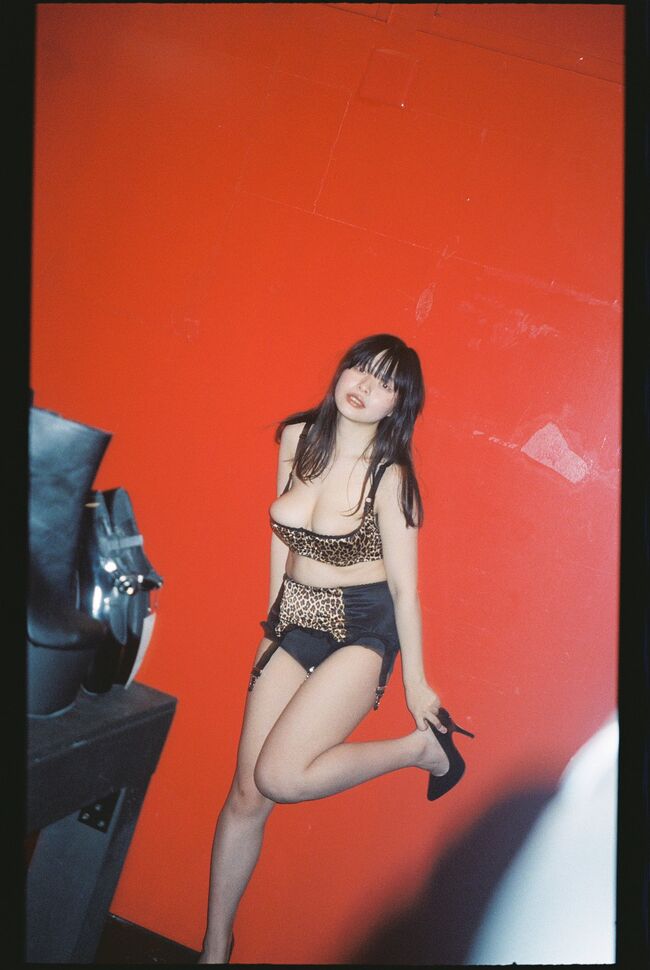 巨乳グラドルあにお天湯、立派なワキ毛チラ見せが逆にエロい…異色フェチ全開の注目ショット018