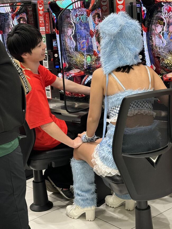 【画像】パチンコ来店イベントの巨乳がエロすぎてほぼ風俗状態と話題に001