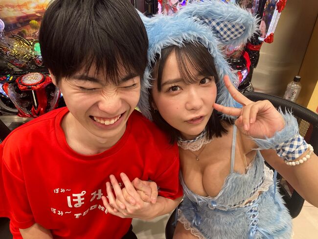 【画像】パチンコ来店イベントの巨乳がエロすぎてほぼ風俗状態と話題に003