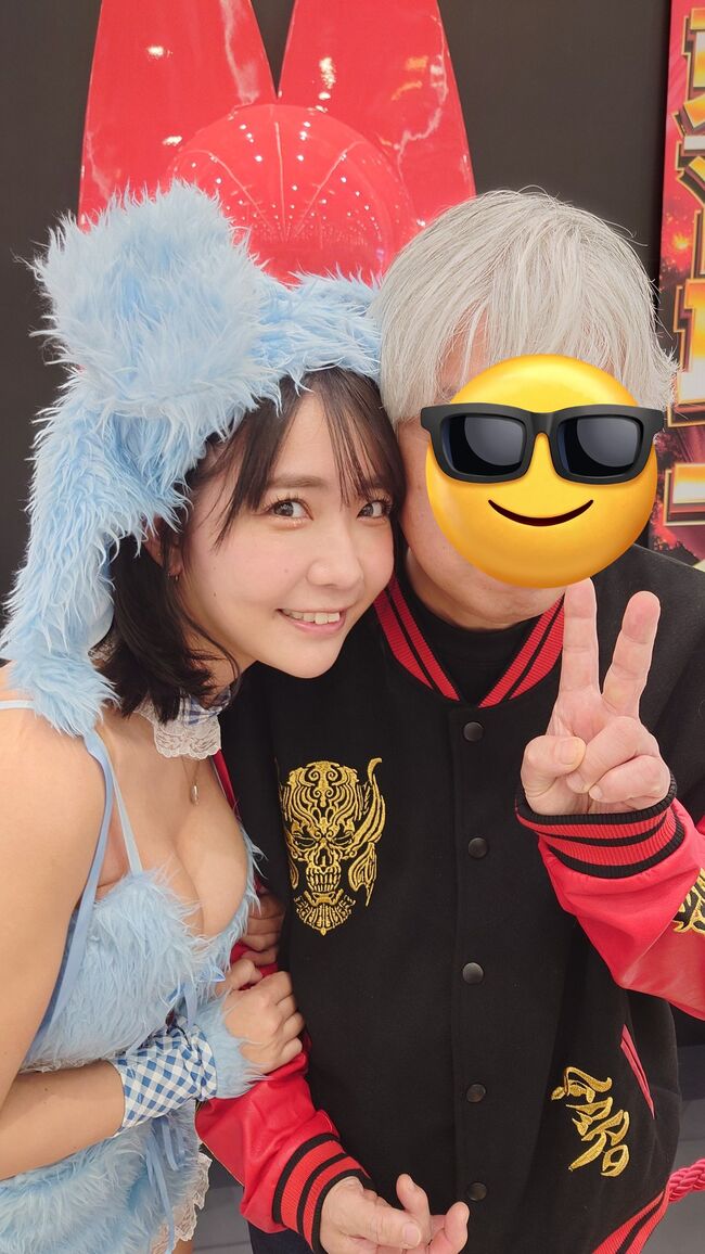 【画像】パチンコ来店イベントの巨乳がエロすぎてほぼ風俗状態と話題に009