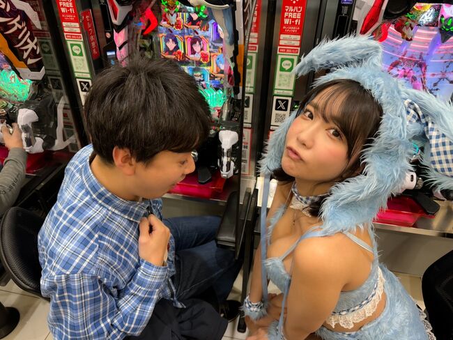 【画像】パチンコ来店イベントの巨乳がエロすぎてほぼ風俗状態と話題に012