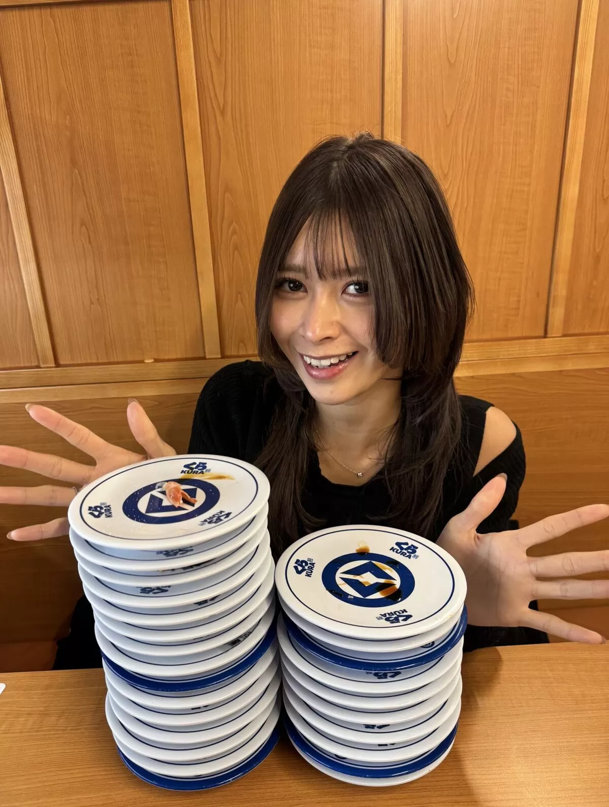 【画像】22歳グラドル、回転寿司でまさかの爆食…完食枚数に騒然「その体型でなぜ食べられる？」001