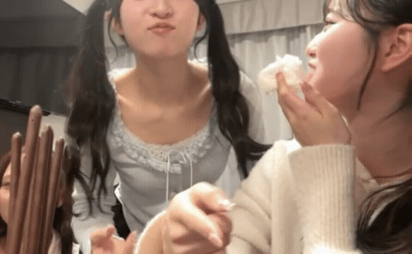 【画像】AKB48秋山由奈が生配信中に屈んで谷間が見えてしまう放送事故002