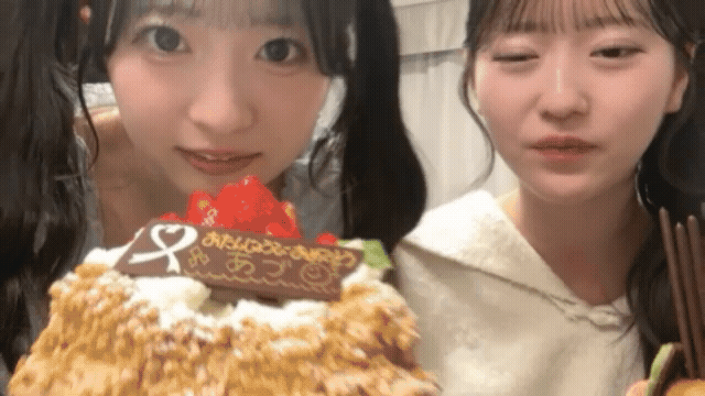 【画像】AKB48秋山由奈が生配信中に屈んで谷間が見えてしまう放送事故003