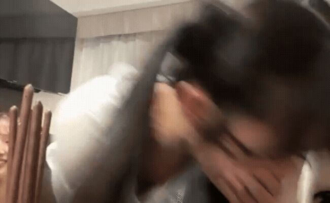 【画像】AKB48秋山由奈が生配信中に屈んで谷間が見えてしまう放送事故004