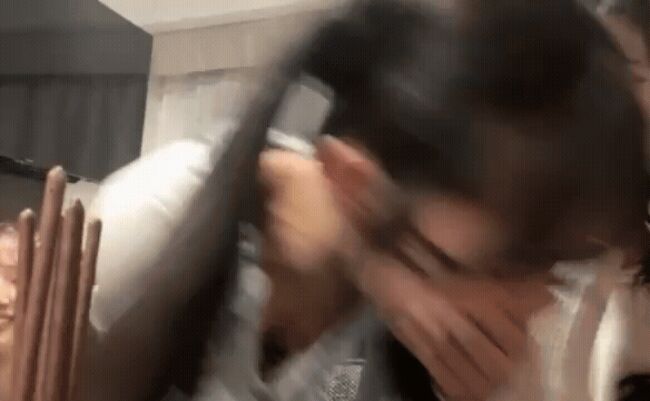 【画像】AKB48秋山由奈が生配信中に屈んで谷間が見えてしまう放送事故005