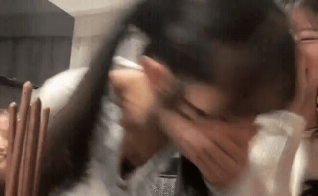 【画像】AKB48秋山由奈が生配信中に屈んで谷間が見えてしまう放送事故006