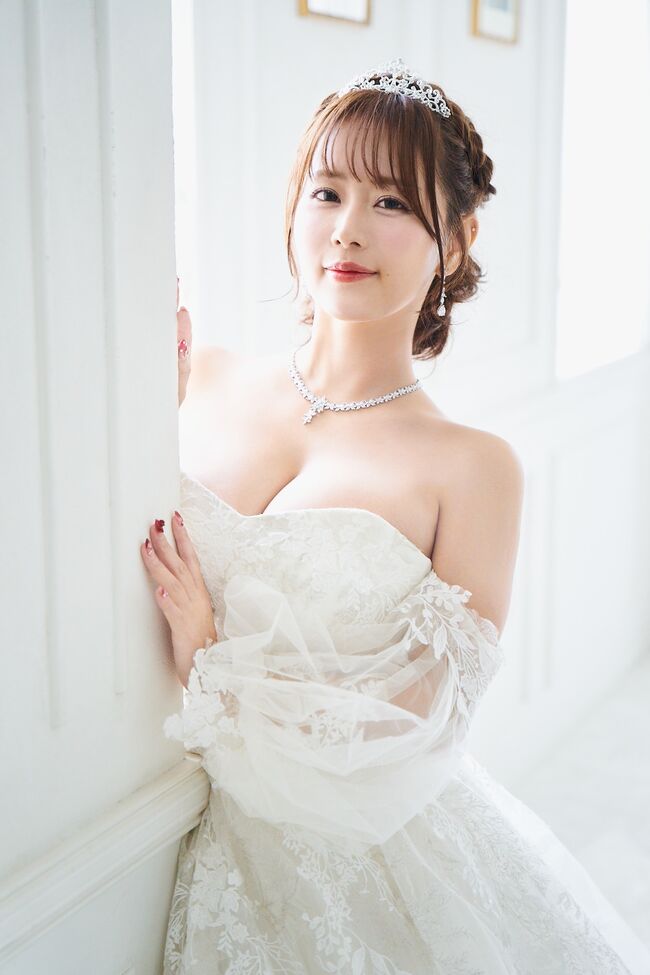 【画像】井口裕香、ウェディングドレス姿でもおっぱいの谷間がエロい001