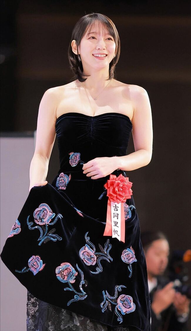 【画像】報知映画賞で吉岡里帆、胸元おっぱい寄せ上げすぎてむちむちハミ乳解禁！002